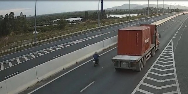 Mối hiểm họa từ hành vi xe máy đi vào cao tốc Hạ Long-cầu Bạch Đằng- Ảnh 1.