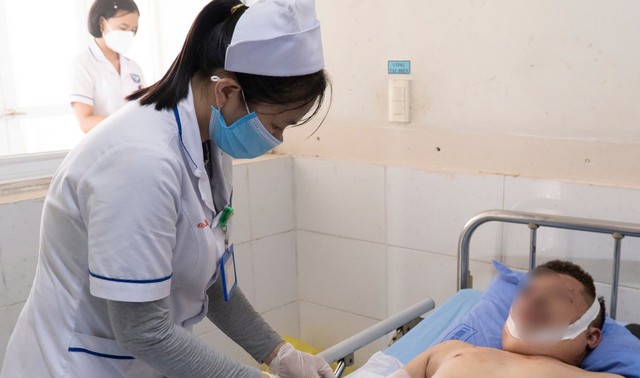 Bệnh viện Đa khoa Trung ương Quảng Nam thông tin sức khỏe 12 công nhân bị tai nạn trong vụ nổ nhà máy nam châm- Ảnh 1. Bệnh viện Đa khoa Trung ương Quảng Nam thông tin sức khỏe 12 công nhân bị tai nạn trong vụ nổ nhà máy nam châm- Ảnh 1.