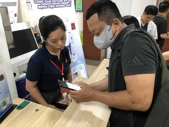 Bệnh viện đầu tiên thực hiện chữ ký số trên VNeiD cho người bệnh- Ảnh 3. Bệnh viện đầu tiên thực hiện chữ ký số trên VNeiD cho người bệnh- Ảnh 3.