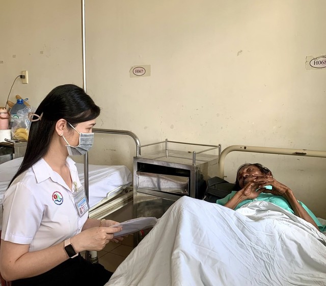 Ấm tình những cuộc bàn giao bệnh nhân đặc biệt- Ảnh 1. Ấm tình những cuộc bàn giao bệnh nhân đặc biệt- Ảnh 1.