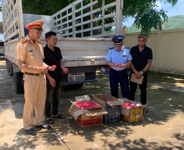 Phát hiện hơn 1.000 sản phẩm mỹ phẩm nhập lậu- Ảnh 1. Phát hiện hơn 1.000 sản phẩm mỹ phẩm nhập lậu- Ảnh 1.