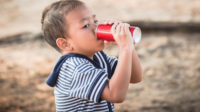 Cha mẹ phải biết 5 tác hại nghiêm trọng của đồ uống có đường đối với trẻ em- Ảnh 1.