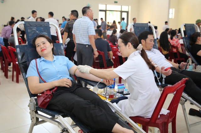 Đông đảo tình nguyện viên tham gia chương trình hiến máu nhân đạo ở Quảng Bình- Ảnh 2. Đông đảo tình nguyện viên tham gia chương trình hiến máu nhân đạo ở Quảng Bình- Ảnh 2.