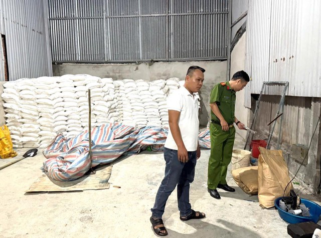 Công an Đồng Nai phát hiện doanh nghiệp sản xuất phân bón dấu hiệu giả quy mô lớn- Ảnh 1. Công an Đồng Nai phát hiện doanh nghiệp sản xuất phân bón dấu hiệu giả quy mô lớn- Ảnh 1.