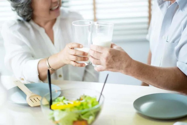 4 thay đổi chế độ ăn uống để ngăn ngừa loãng xương- Ảnh 2. 4 thay đổi chế độ ăn uống để ngăn ngừa loãng xương- Ảnh 2.