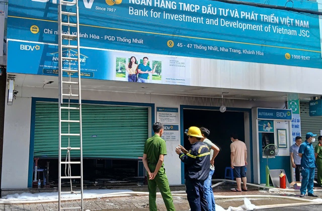 Cháy phòng giao dịch một ngân hàng ở Khánh Hòa- Ảnh 1. Cháy phòng giao dịch một ngân hàng ở Khánh Hòa- Ảnh 1.