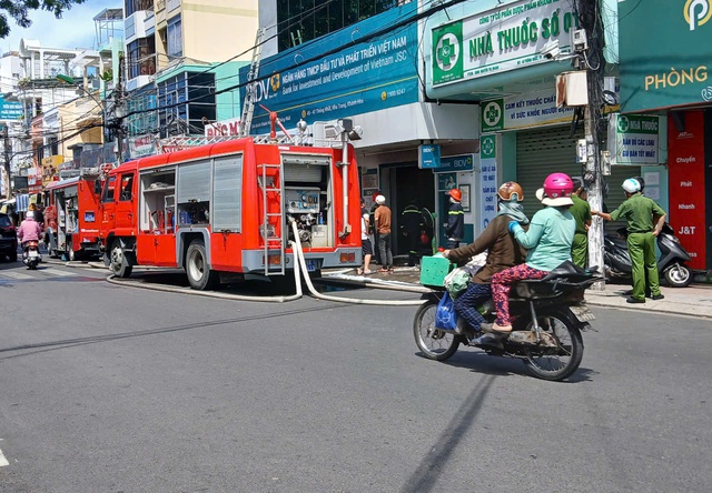 Cháy phòng giao dịch một ngân hàng ở Khánh Hòa- Ảnh 2. Cháy phòng giao dịch một ngân hàng ở Khánh Hòa- Ảnh 2.