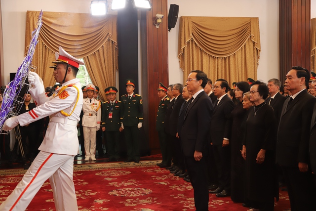Lãnh đạo TPHCM viếng nguyên Chủ tịch nước Trần Đức Lương- Ảnh 1. Lãnh đạo TPHCM viếng nguyên Chủ tịch nước Trần Đức Lương- Ảnh 1.