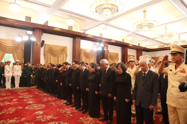 Lãnh đạo TPHCM viếng nguyên Chủ tịch nước Trần Đức Lương- Ảnh 2. Lãnh đạo TPHCM viếng nguyên Chủ tịch nước Trần Đức Lương- Ảnh 2.