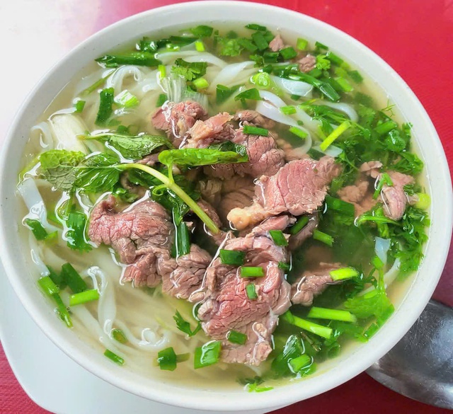 Quán phở đồng loạt tăng giá, khách chuyển sang bánh mỳ, bún riêu- Ảnh 1. Quán phở đồng loạt tăng giá, khách chuyển sang bánh mỳ, bún riêu- Ảnh 1.