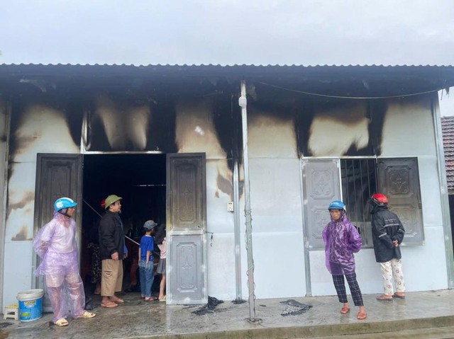 Sét đánh cháy nhà người phụ nữ nghèo trong đêm- Ảnh 1. Sét đánh cháy nhà người phụ nữ nghèo trong đêm- Ảnh 1.