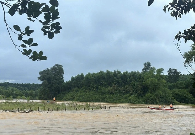 Cứu người đàn ông bị nước lũ cô lập- Ảnh 1. Cứu người đàn ông bị nước lũ cô lập- Ảnh 1.
