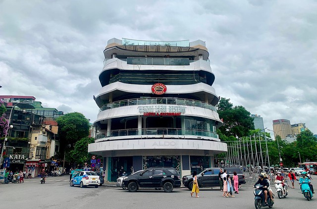 Bắt đầu quây rào để phá dỡ tòa nhà Hàm cá mập- Ảnh 5. Bắt đầu quây rào để phá dỡ tòa nhà Hàm cá mập- Ảnh 5.