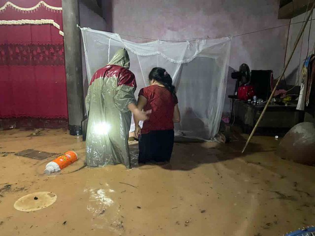 Người dân Hà Tĩnh 'trắng đêm' chạy lũ đầu hè- Ảnh 3. Người dân Hà Tĩnh 'trắng đêm' chạy lũ đầu hè- Ảnh 3.