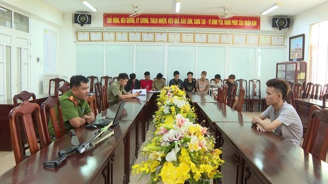 Nhóm thanh thiếu niên mang theo dao, súng ná cao su 'diễu phố'- Ảnh 1. Nhóm thanh thiếu niên mang theo dao, súng ná cao su 'diễu phố'- Ảnh 1.