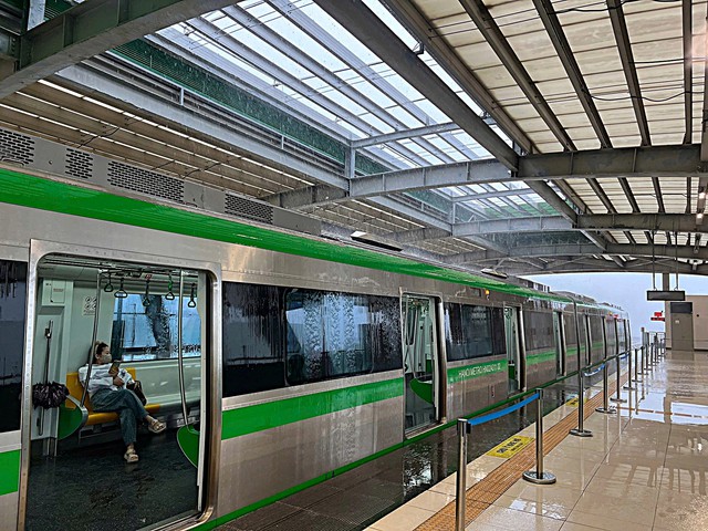 Metro Cát Linh – Hà Đông 'tốc mái' gần 1 năm chưa sửa: Trách nhiệm thuộc về ai?- Ảnh 2.
