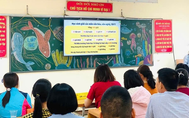 Bảng điểm ‘con nhà người ta’ - Gánh nặng tâm lý vô hình với nhiều cha mẹ- Ảnh 1. Bảng điểm ‘con nhà người ta’ - Gánh nặng tâm lý vô hình với nhiều cha mẹ- Ảnh 1.