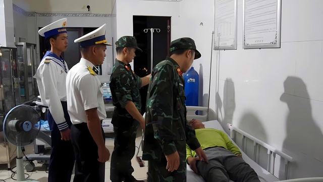 Quân y đảo Trường Sa xuyên đêm cứu ngư dân - Ảnh 1. Quân y đảo Trường Sa xuyên đêm cứu ngư dân - Ảnh 1.