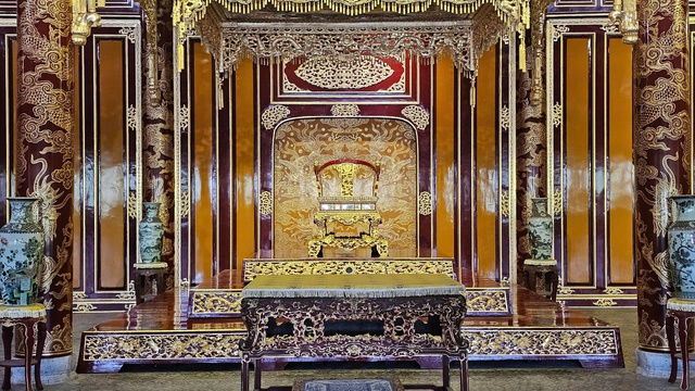 Kỷ luật cho thôi việc 2 bảo vệ vụ bảo vật quốc gia ngai vua triều Nguyễn bị phá hoại- Ảnh 1. Kỷ luật cho thôi việc 2 bảo vệ vụ bảo vật quốc gia ngai vua triều Nguyễn bị phá hoại- Ảnh 1.