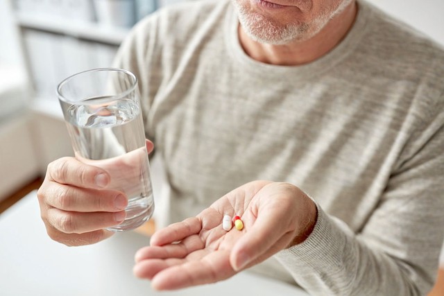 Người cao tuổi có nên uống vitamin tổng hợp?- Ảnh 1. Người cao tuổi có nên uống vitamin tổng hợp?- Ảnh 1.