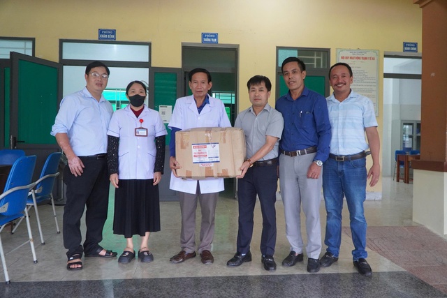 CDC Hà Tĩnh cấp phát 1.400kg hóa chất Cloramin B cho các huyện vệ sinh môi trường sau lũ- Ảnh 2.