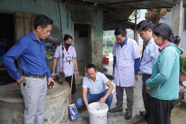 CDC Hà Tĩnh cấp phát 1.400kg hóa chất Cloramin B cho các huyện vệ sinh môi trường sau lũ- Ảnh 1.