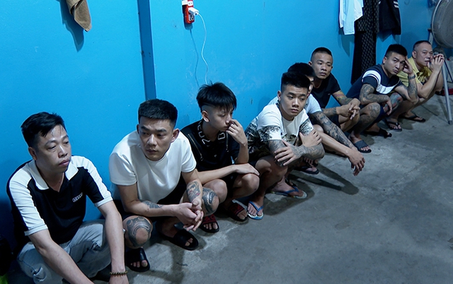 Phát hiện 28 nữ nhân viên trong khu nhà trọ rào kín dây thép gai ở Thái Bình- Ảnh 1.