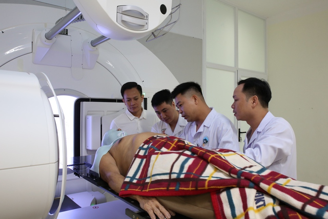Chuyên gia Bệnh viện Trung ương quân đội 108 trực tiếp về hỗ trợ về xạ trị tại Hà Tĩnh- Ảnh 1. Chuyên gia Bệnh viện Trung ương quân đội 108 trực tiếp về hỗ trợ về xạ trị tại Hà Tĩnh- Ảnh 1.