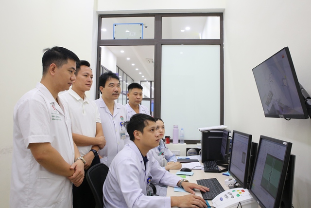 Chuyên gia Bệnh viện Trung ương quân đội 108 trực tiếp về hỗ trợ về xạ trị tại Hà Tĩnh- Ảnh 2. Chuyên gia Bệnh viện Trung ương quân đội 108 trực tiếp về hỗ trợ về xạ trị tại Hà Tĩnh- Ảnh 2.