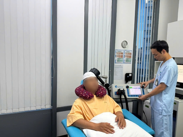 Liệt mặt do biến chứng zona, bệnh nhân bay nửa vòng trái đất nhờ bác sĩ FV điều trị- Ảnh 3.