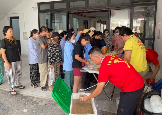Bát cháo nghĩa tình ấm lòng bệnh nhân nghèo- Ảnh 4. Bát cháo nghĩa tình ấm lòng bệnh nhân nghèo- Ảnh 4.