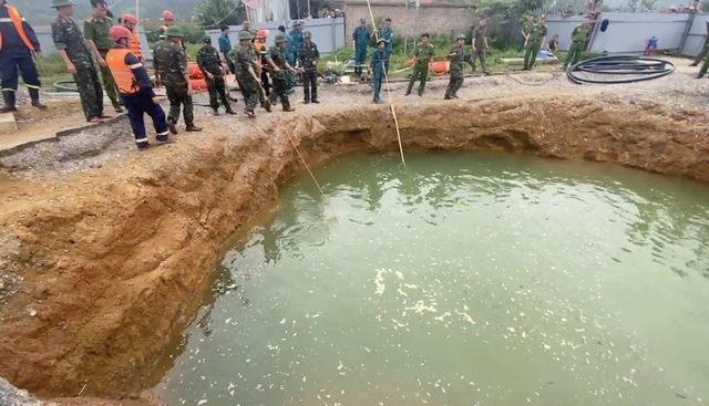 Chưa tìm thấy nạn nhân rơi xuống hố sâu 10m ở Bắc Kạn- Ảnh 1. Chưa tìm thấy nạn nhân rơi xuống hố sâu 10m ở Bắc Kạn- Ảnh 1.