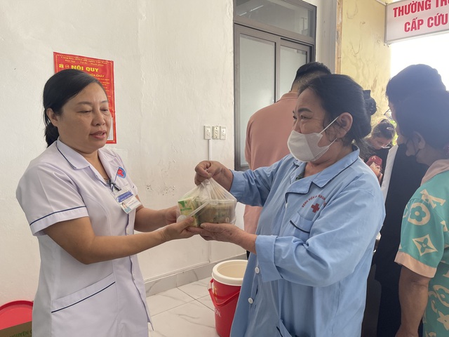 Bát cháo nghĩa tình ấm lòng bệnh nhân nghèo- Ảnh 8. Bát cháo nghĩa tình ấm lòng bệnh nhân nghèo- Ảnh 8.