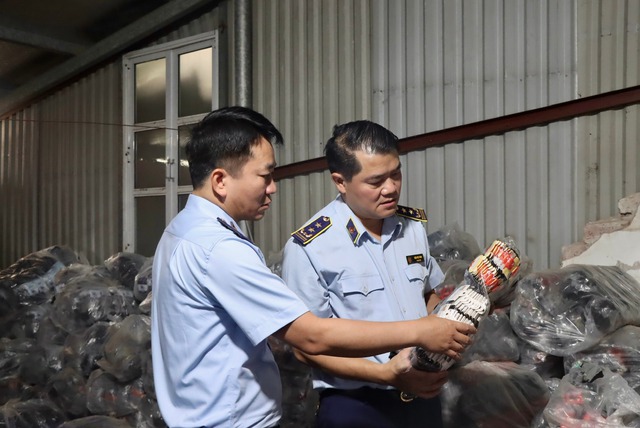 Nhà xưởng ngoại thành Hà Nội sản xuất hàng chục nghìn đôi tất 'hàng hiệu' giả mạo- Ảnh 2.
