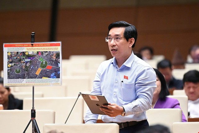 Ngồi quan sát xe cộ ở vòng xoay lớn, ĐBQH 'nảy' ý tưởng giảm ùn tắc giao thông- Ảnh 2. Ngồi quan sát xe cộ ở vòng xoay lớn, ĐBQH 'nảy' ý tưởng giảm ùn tắc giao thông- Ảnh 2.