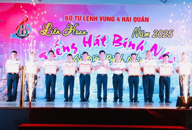 Vùng 4 Hải quân: Sôi nổi liên hoan tiếng hát binh nhì- Ảnh 2. Vùng 4 Hải quân: Sôi nổi liên hoan tiếng hát binh nhì- Ảnh 2.