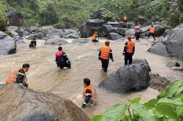 Vụ 2 mẹ con bị lũ cuốn ở Sơn La: Tạm dừng tìm kiếm người con- Ảnh 1. Vụ 2 mẹ con bị lũ cuốn ở Sơn La: Tạm dừng tìm kiếm người con- Ảnh 1.