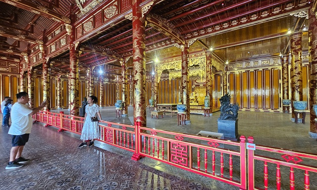 Huế đề xuất lập hội đồng xây dựng phương án tu sửa ngai vua bị phá hoại- Ảnh 2. Huế đề xuất lập hội đồng xây dựng phương án tu sửa ngai vua bị phá hoại- Ảnh 2.