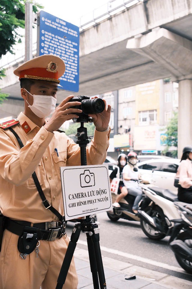 Buổi sáng giờ cao điểm, nhiều người 'giật mình' vì camera lưu động ghi hình phạt nguội- Ảnh 2. Buổi sáng giờ cao điểm, nhiều người 'giật mình' vì camera lưu động ghi hình phạt nguội- Ảnh 2.