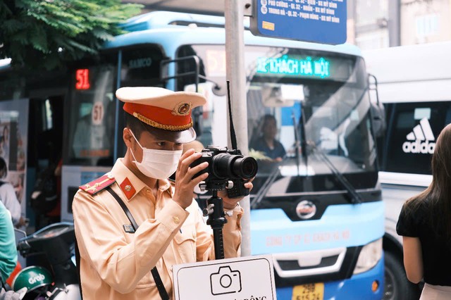Buổi sáng giờ cao điểm, nhiều người 'giật mình' vì camera lưu động ghi hình phạt nguội- Ảnh 1. Buổi sáng giờ cao điểm, nhiều người 'giật mình' vì camera lưu động ghi hình phạt nguội- Ảnh 1.