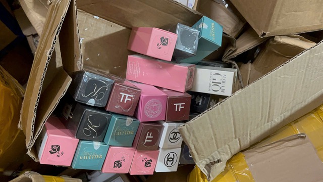 Phát hiện hàng nghìn chai nước hoa nghi giả ở trung tâm Hà Nội- Ảnh 2. Phát hiện hàng nghìn chai nước hoa nghi giả ở trung tâm Hà Nội- Ảnh 2.