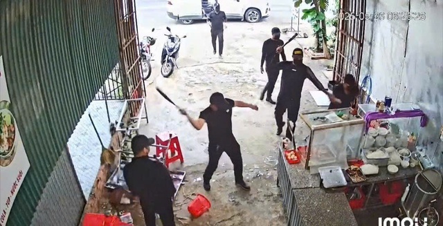 Bắt giữ 7 đối tượng mặc đồ đen đi đập phá quán phở- Ảnh 1. Bắt giữ 7 đối tượng mặc đồ đen đi đập phá quán phở- Ảnh 1.