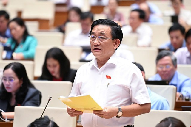 Ngồi quan sát xe cộ ở vòng xoay lớn, ĐBQH 'nảy' ý tưởng giảm ùn tắc giao thông- Ảnh 1. Ngồi quan sát xe cộ ở vòng xoay lớn, ĐBQH 'nảy' ý tưởng giảm ùn tắc giao thông- Ảnh 1.