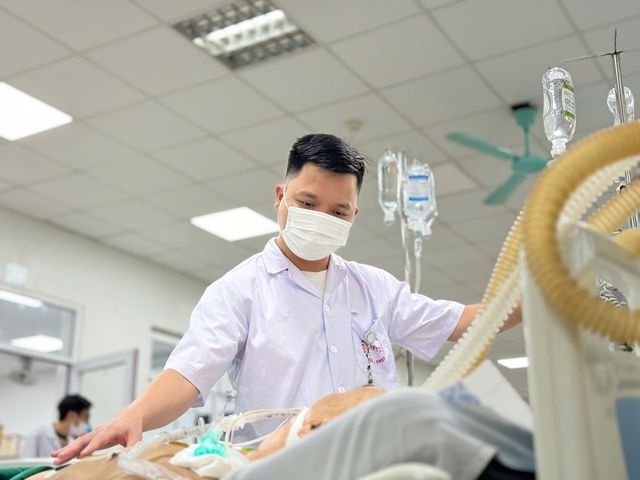 Hai thanh niên khỏe mạnh nguy kịch vì biến chứng thủy đậu- Ảnh 4. Hai thanh niên khỏe mạnh nguy kịch vì biến chứng thủy đậu- Ảnh 4.