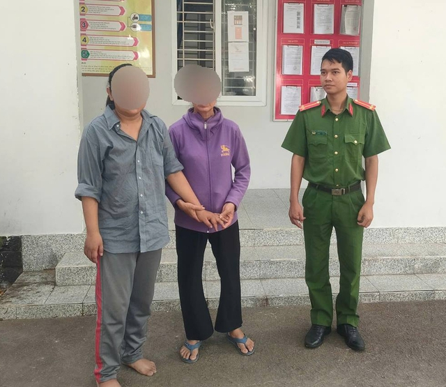 Công an giúp đỡ người phụ nữ nghi tâm thần đi lạc hàng trăm kilomet, có ý định tự tử- Ảnh 1. Công an giúp đỡ người phụ nữ nghi tâm thần đi lạc hàng trăm kilomet, có ý định tự tử- Ảnh 1.