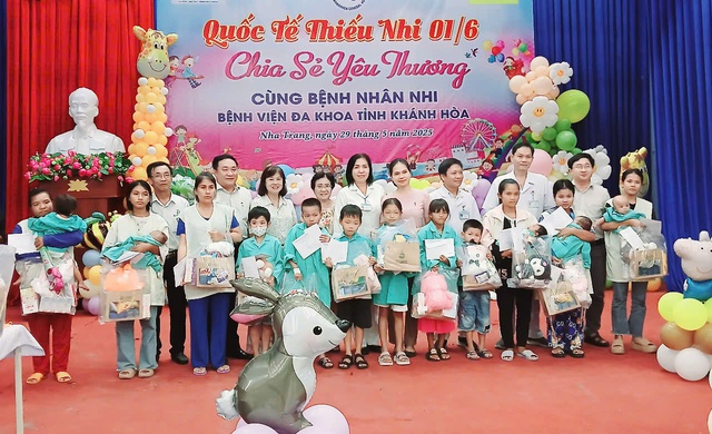Tết Thiếu nhi đến sớm với trẻ em ở BVĐK tỉnh Khánh Hòa- Ảnh 1. Tết Thiếu nhi đến sớm với trẻ em ở BVĐK tỉnh Khánh Hòa- Ảnh 1.