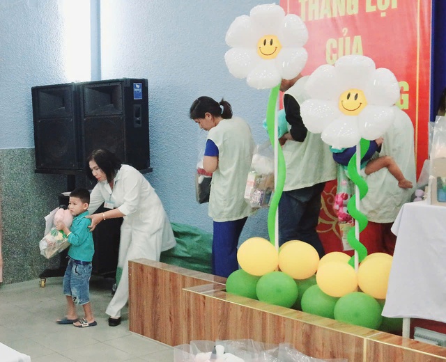 Tết Thiếu nhi đến sớm với trẻ em ở BVĐK tỉnh Khánh Hòa- Ảnh 2. Tết Thiếu nhi đến sớm với trẻ em ở BVĐK tỉnh Khánh Hòa- Ảnh 2.
