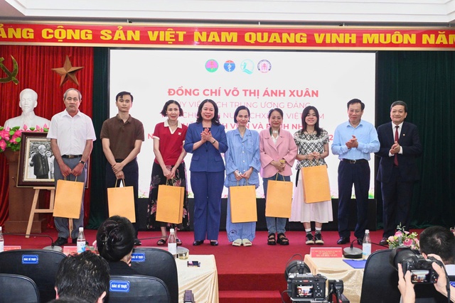 Phó Chủ tịch nước: Chăm sóc sức khỏe trẻ em chính là chuẩn bị cho tương lai tươi đẹp của đất nước- Ảnh 5. Phó Chủ tịch nước: Chăm sóc sức khỏe trẻ em chính là chuẩn bị cho tương lai tươi đẹp của đất nước- Ảnh 5.