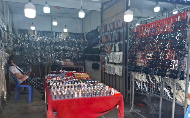 Khu chợ đầy hàng gắn mác thương hiệu nhưng giá rẻ 'giật mình'- Ảnh 3.