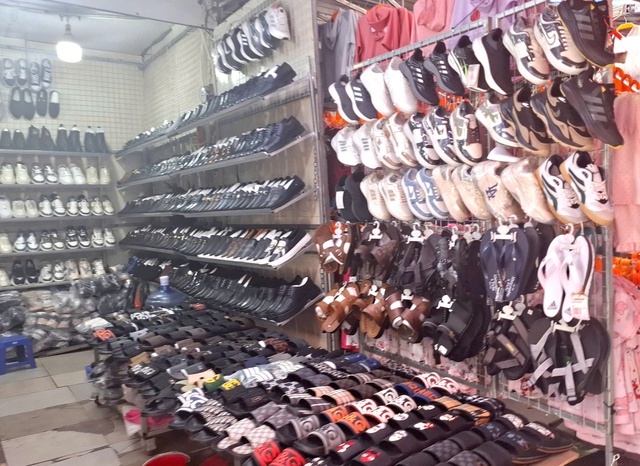 Khu chợ đầy hàng gắn mác thương hiệu nhưng giá rẻ 'giật mình'- Ảnh 1.